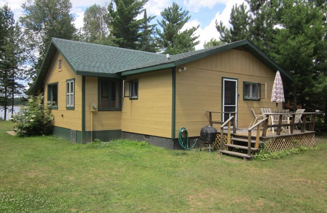 Belle cabane en pin noueux sur le lac Nokomis Nord