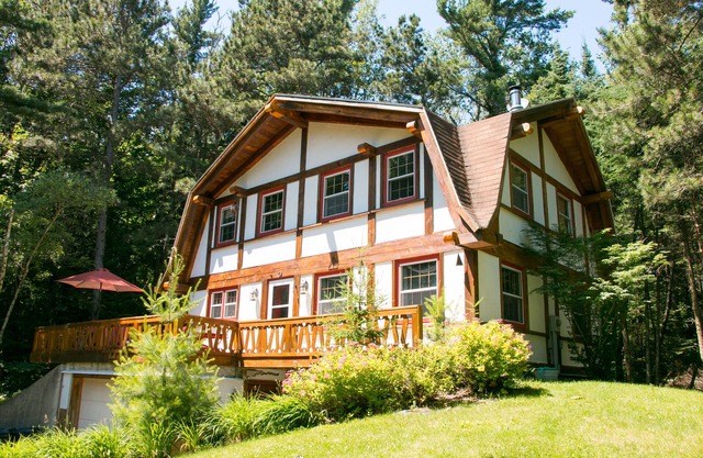 Belle maison de bois de construction norvégienne à Whitefish Bay