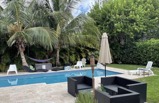 Beautiful “Oasis” house with large pool Coral Gables/ Coconut Grove