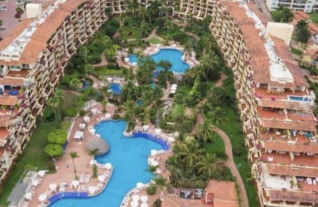 Beautiful Ocean Front Condo with 3 bedrooms and 2 bathroom 5 star hotel