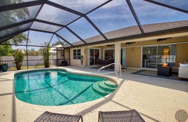 Beautiful Open Concept Pool House With Lanai and Private Fenced In Yard