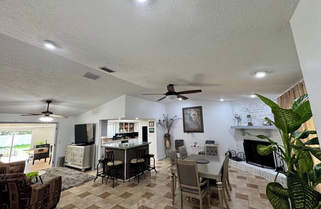 Charming 2-bedroom house in Riverview with WiFi, fitness room, AC.