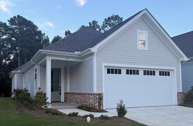 Newly constructed townhouse, just 3.3 miles from the iconic Oxford Square.