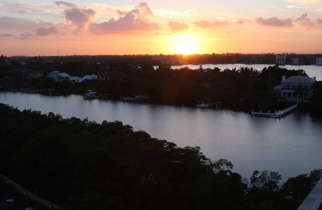 Belle Palm Beach Island avec des couchers de soleil sur le balcon. 90 jours minimum de séjour.