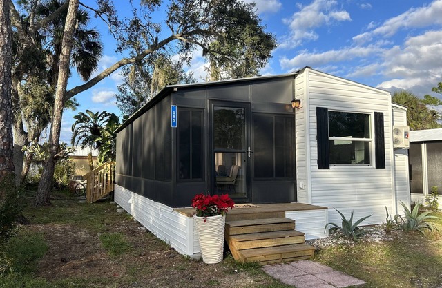 Beautiful Paradise Escape- 2BA/ 1.5 BA, heated pool, resort activities, trails