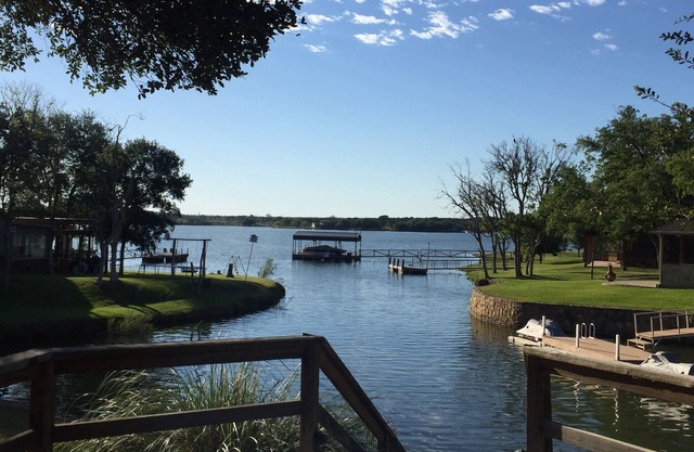 Belle maison Peninsula Lake Front Resort, niché dans une belle crique,