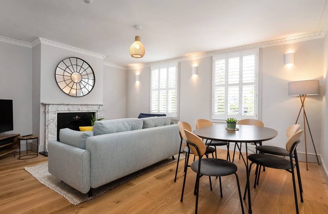 Beautiful period Henley 2 bed apt with gated parking for 1 car