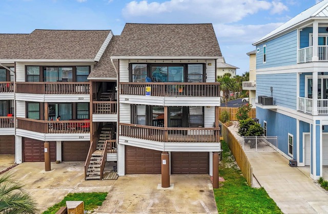 Beautiful pet friendly 2 bedroom, 2 bath townhome on the Santa Rosa Sound!