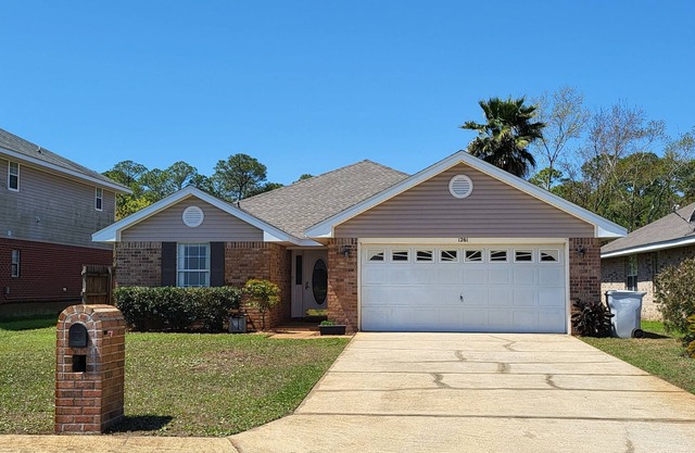 Cheerful 4-Bedroom Home, 10 mins from Pensacola Beach