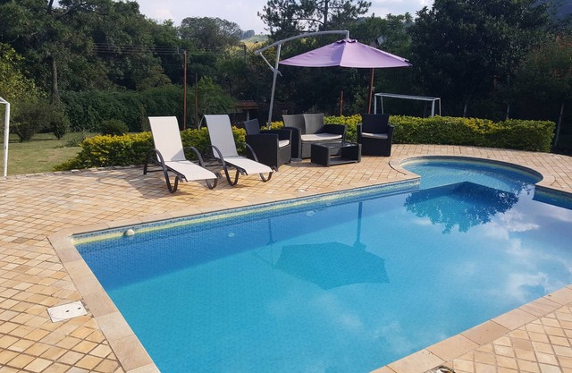 Bel endroit à Atibaia avec piscine avec hydro et mini terrain de football