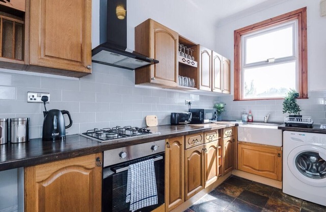 Beautiful Pontefract House Sleeps 12 w/ Parking and WiFi by PureStay