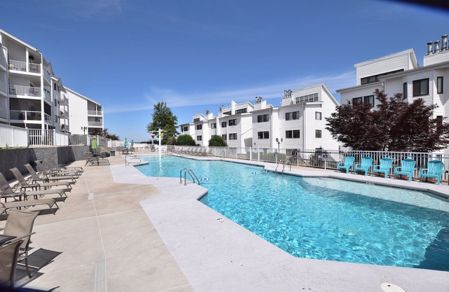Beautiful Pool / Close to Mall / 2 Bed-2 Bath Larger Patio-Sleeps 8 LARGE POOL