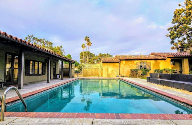 Beautiful Pool House w/ Swimming Pool & Parkings