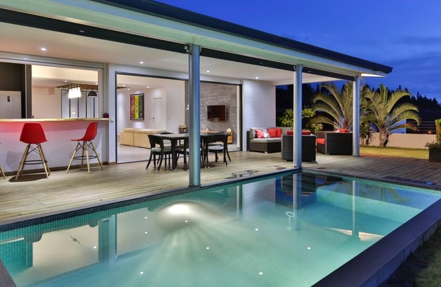 Villa Vahine by Tahiti Homes, piscine et vue panoramique sur Moorea