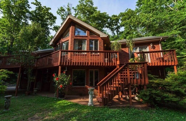 Beautiful private 2 bdrm apartment in a beautiful wooded setting