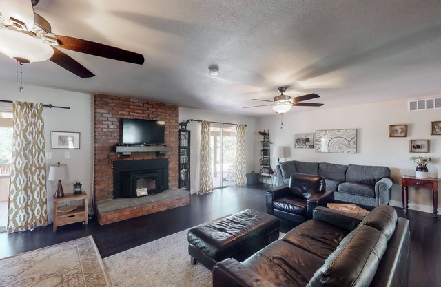 Beautiful private home w/private hot tub, gas grill, washer/dryer, central A/C