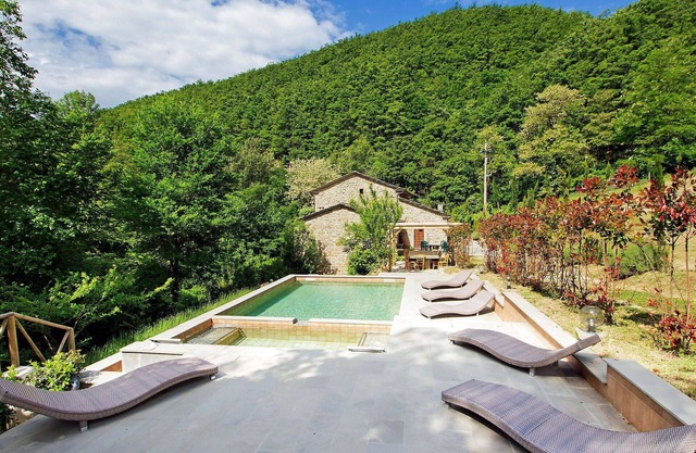 Belle maison de vacances privée avec piscine privée, WIFI, bain à remous, TV, patio, parking