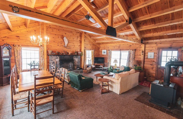 Lakefront Log Home, randonnée, ski, baignade, feuillage, isolé et calme