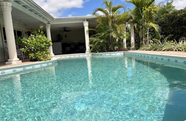 Maison spacieuse et confortable avec piscine au milieu de Miami!