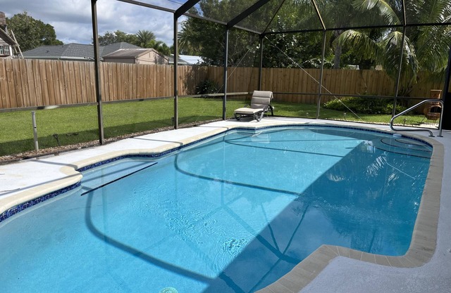 Belle maison privée avec piscine et patio blindés, récemment rénovée