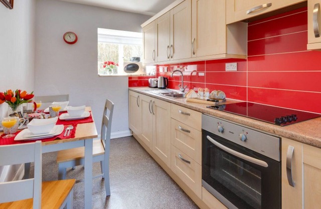 Beautiful private villa for 2 guests with TV, patio, pets allowed, panoramic view and parking