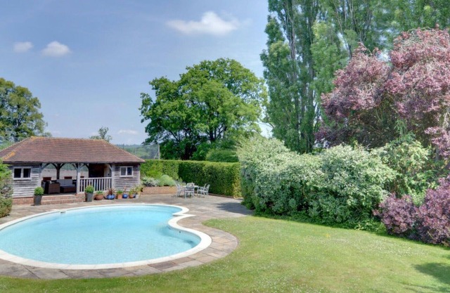 Beautiful private villa for 2 guests with WIFI, pool, TV, patio, pets allowed and parking