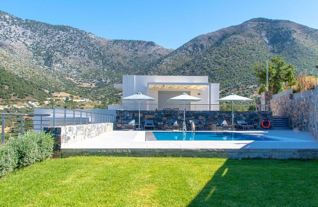 Beautiful private villa for 6 people with WIFI, private pool, A/C, TV, terrace and parking