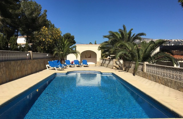 Belle villa privée à Moraira 5-7 minutes à pied des magasins, des bars, une très grande piscine