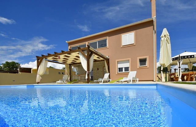Belle maison de vacances privée avec piscine privée, WIFI, climatisation, TV, balcon et parking