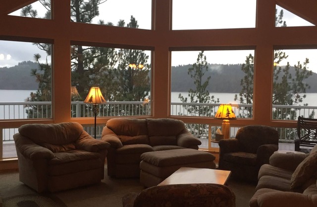 Belle front de mer privée sur le lac Coeur d`Alene. Plage et quai.