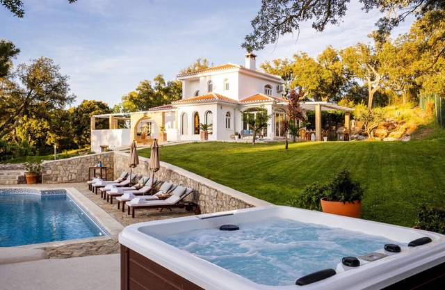 Belle propriété avec piscine privée et court de tennis et emplacement sensationnel