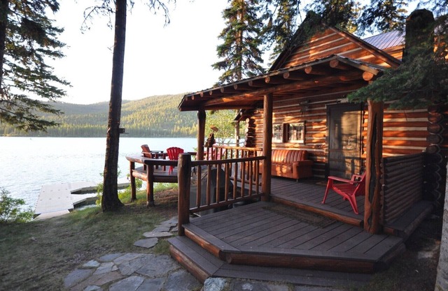 4 couchages dans la cabine principale, jusqu'à 9 personnes avec dortoir inclus