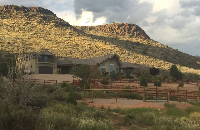 Belle retraite de ranch calme sur 5 hectares avec des chevaux, des vues incroyables,