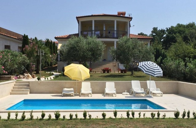 Belle maison de vacances tranquille avec trois appartements et piscine