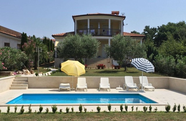 Belle maison de vacances tranquille avec trois appartements et piscine