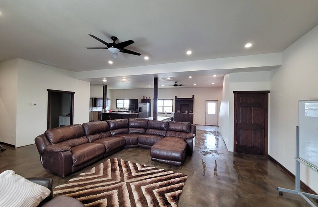 Beautiful Ranch Barndominium Ranch-4 room suite- Activities/experience available
