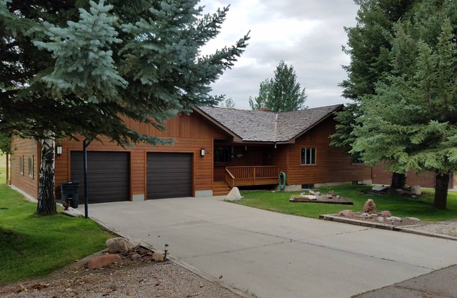 Beautiful Ranch Retreat Custom Home Près et pratique avec une sensation de pays.