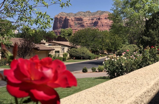 Belles vues de Red Rock dans le golf et le country club de Canyon Mesa