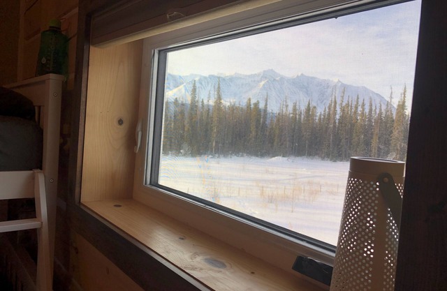 Beautiful relaxing Log Chalet with amazing view of the mountains!