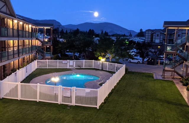 Beautiful relaxing large condo, steps from the beach.