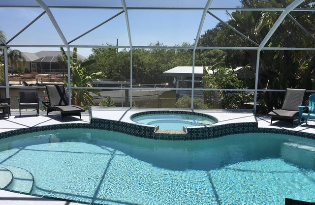 Belle maison au bord de l'eau relaxante avec piscine, spa, ascenseur à bateaux et accès au golfe