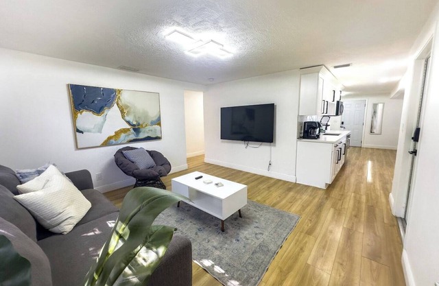 This house is a 3 bedroom(s), 2 bathrooms, located in Tampa, FL.