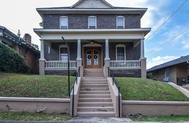 Beautiful Remodel Victorian home located in the heart of down town