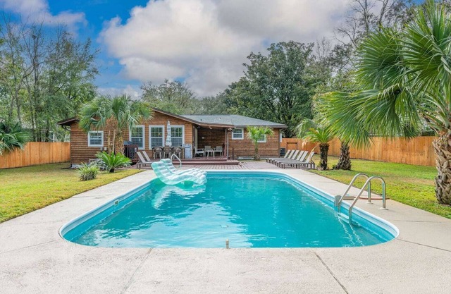 Beautiful renovated cottage. Big backyard w/ Pool