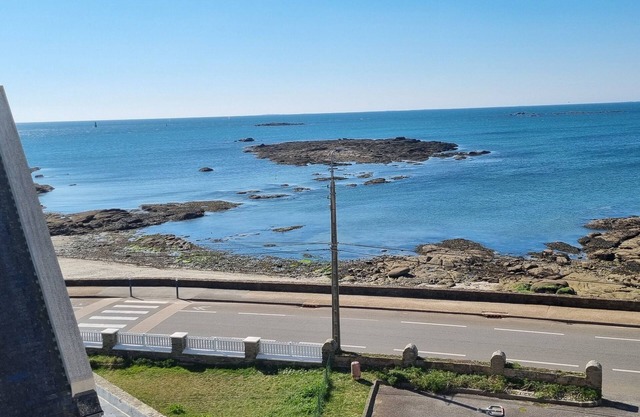 Très Bel Appartement rénové vue mer latérale sur la Corniche à Concarneau