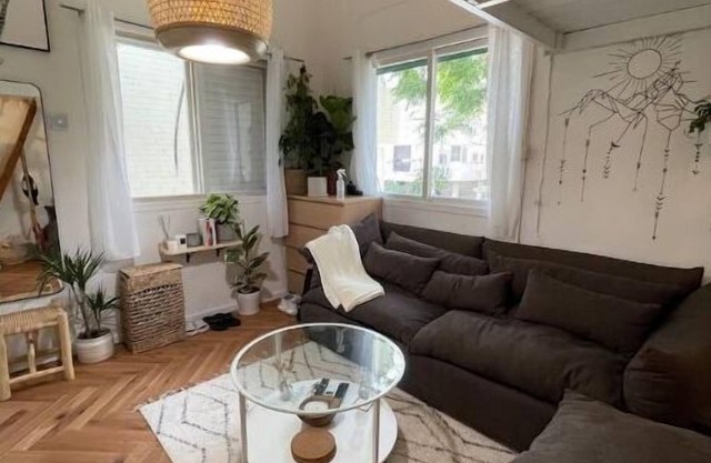 Beautiful Renovated Gallery Apartment