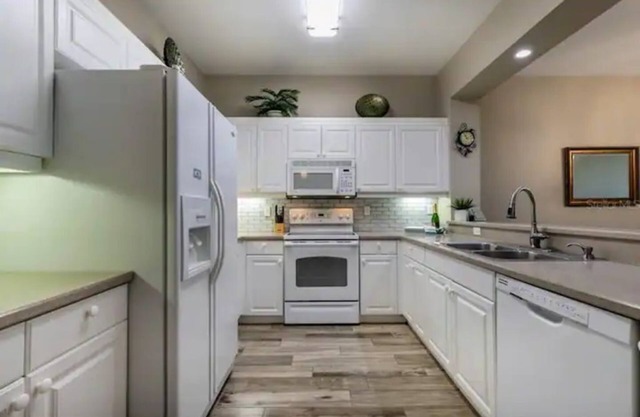Beautiful Resort in Quiet, Gated Community w Pool