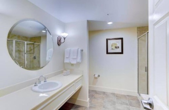 Beautiful Resort Suite with Free Parking, WiFi, Fireplace, Pools & Beach Access