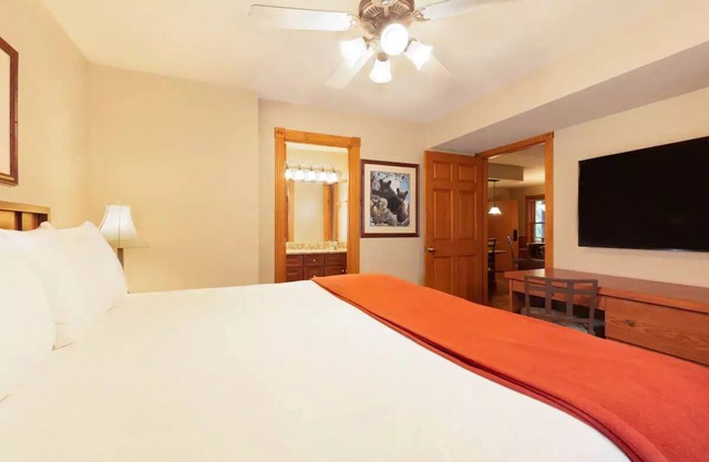 beautiful resort w/jacuzzi, near a lot of attactions in Gatlinburg/Pigeon Forg/