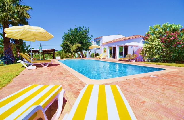 Ferme typiquement algarvienne restaurée magnifiquement avec piscine privée et vues sur la mer